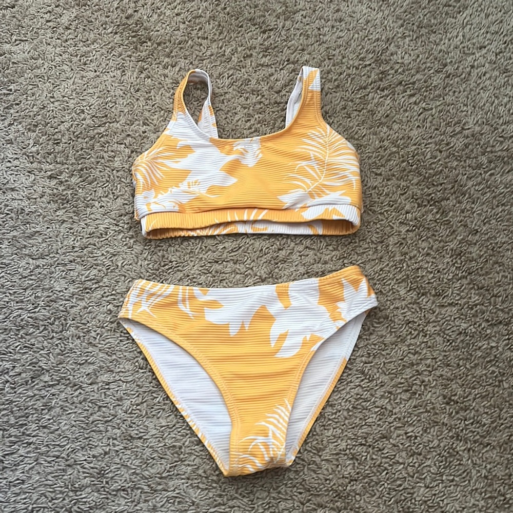 Girls ribbed yellow bikini. Size: 130(6-8).